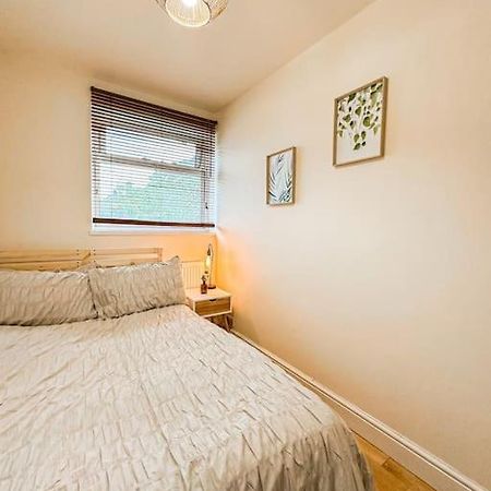 Bright & Spacious Split Level Flat In Kennington Лондон Екстериор снимка