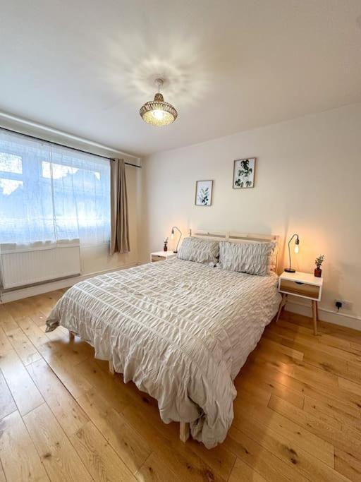 Bright & Spacious Split Level Flat In Kennington Лондон Екстериор снимка