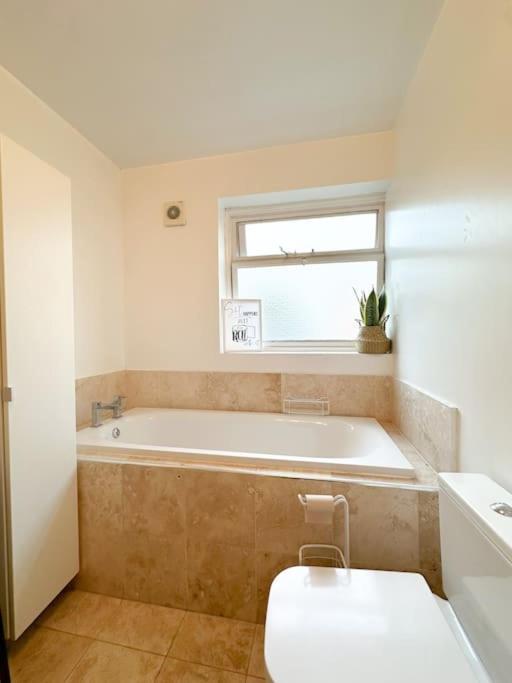 Bright & Spacious Split Level Flat In Kennington Лондон Екстериор снимка