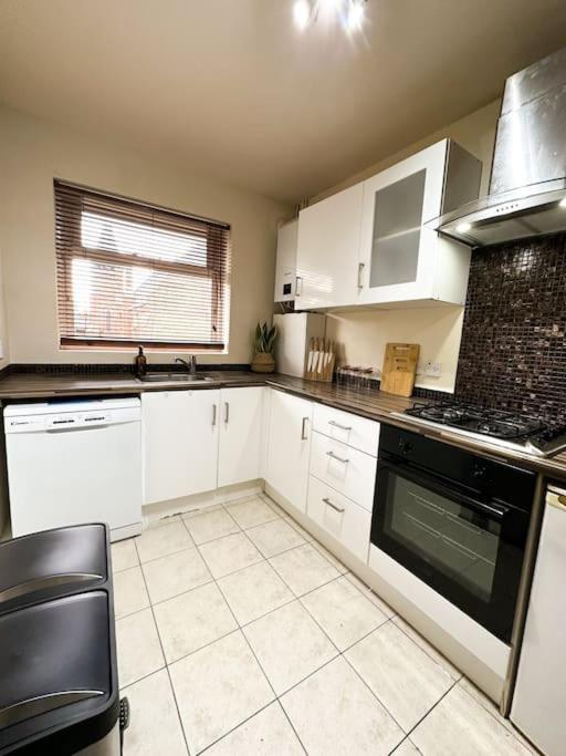 Bright & Spacious Split Level Flat In Kennington Лондон Екстериор снимка